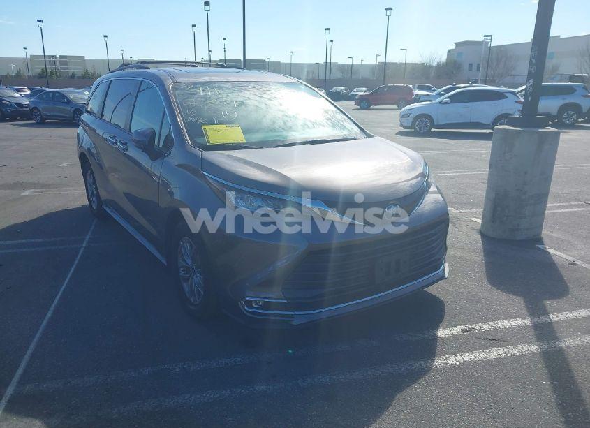 2022 Toyota Sienna XLE (VIN 5TDJRKEC4NS091061) main photo