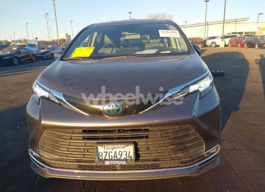 Photo 13 of 2022 Toyota Sienna XLE (VIN 5TDJRKEC4NS091061)