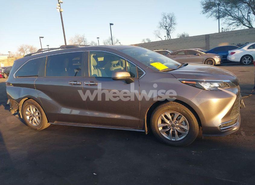 Photo 14 of 2022 Toyota Sienna XLE (VIN 5TDJRKEC4NS091061)