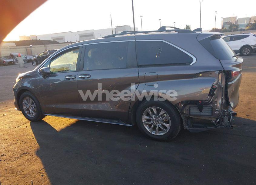 Photo 15 of 2022 Toyota Sienna XLE (VIN 5TDJRKEC4NS091061)