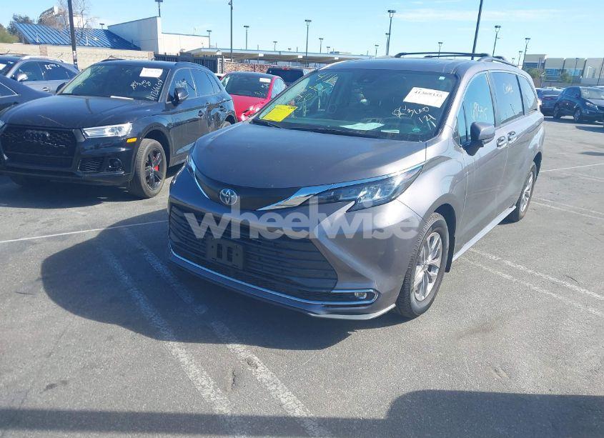 Photo 2 of 2022 Toyota Sienna XLE (VIN 5TDJRKEC4NS091061)