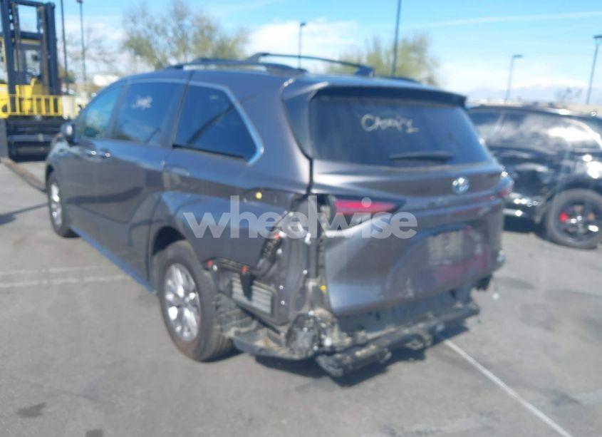 Photo 3 of 2022 Toyota Sienna XLE (VIN 5TDJRKEC4NS091061)