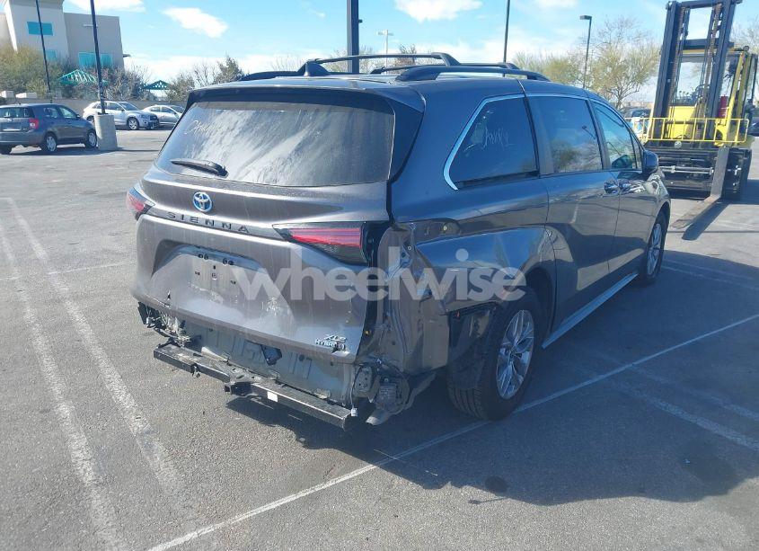 Photo 4 of 2022 Toyota Sienna XLE (VIN 5TDJRKEC4NS091061)