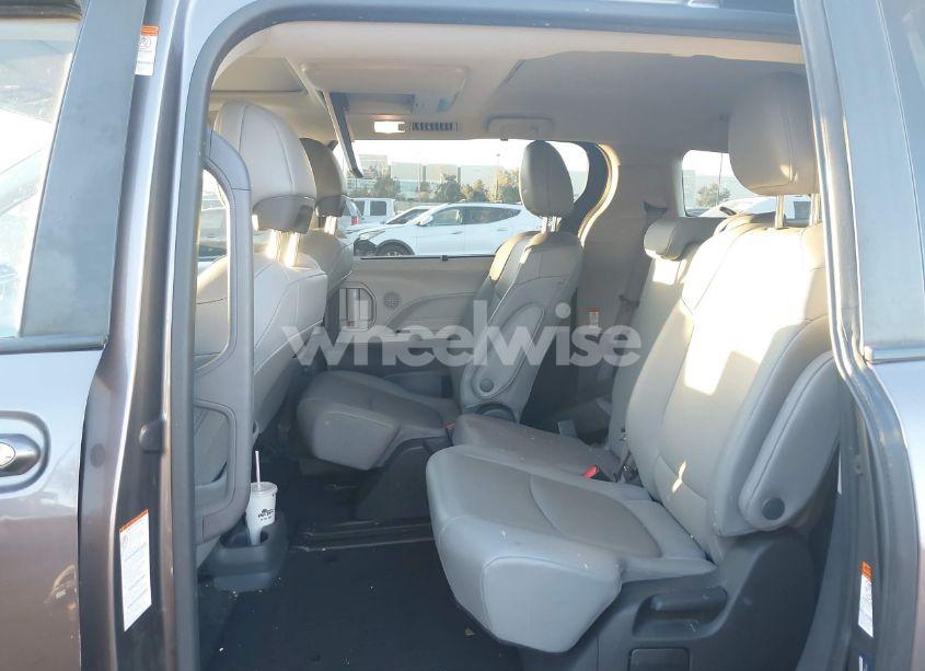 Photo 8 of 2022 Toyota Sienna XLE (VIN 5TDJRKEC4NS091061)