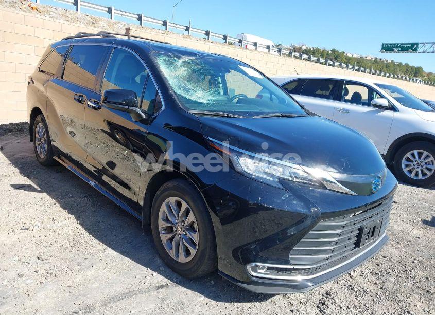 2022 Toyota Sienna XLE (VIN 5TDJRKEC4NS111003) main photo