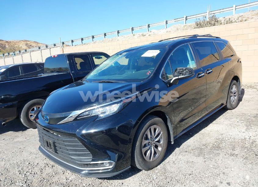 Photo 2 of 2022 Toyota Sienna XLE (VIN 5TDJRKEC4NS111003)