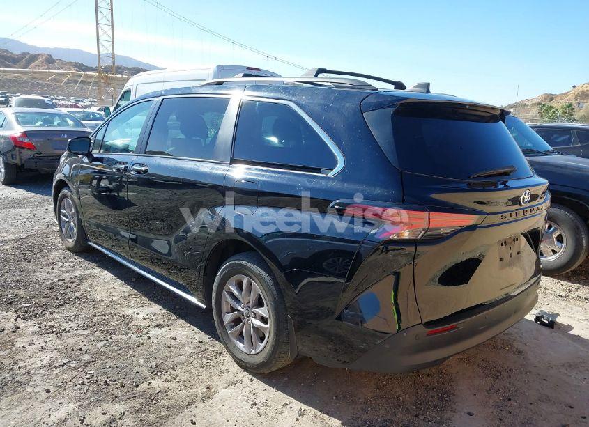 Photo 3 of 2022 Toyota Sienna XLE (VIN 5TDJRKEC4NS111003)