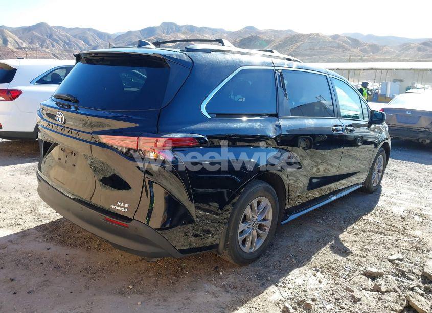 Photo 4 of 2022 Toyota Sienna XLE (VIN 5TDJRKEC4NS111003)