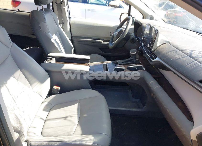 Photo 5 of 2022 Toyota Sienna XLE (VIN 5TDJRKEC4NS111003)