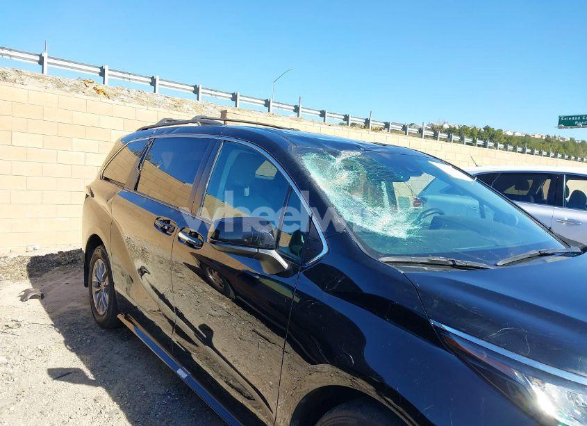 Photo 6 of 2022 Toyota Sienna XLE (VIN 5TDJRKEC4NS111003)