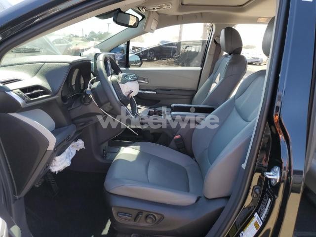 Photo 3 of 2022 TOYOTA SIENNA XLE (VIN 5TDJRKEC4NS118114)