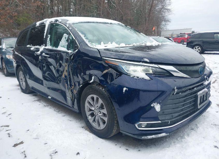 2021 Toyota Sienna XLE (VIN 5TDJRKEC6MS011659) main photo