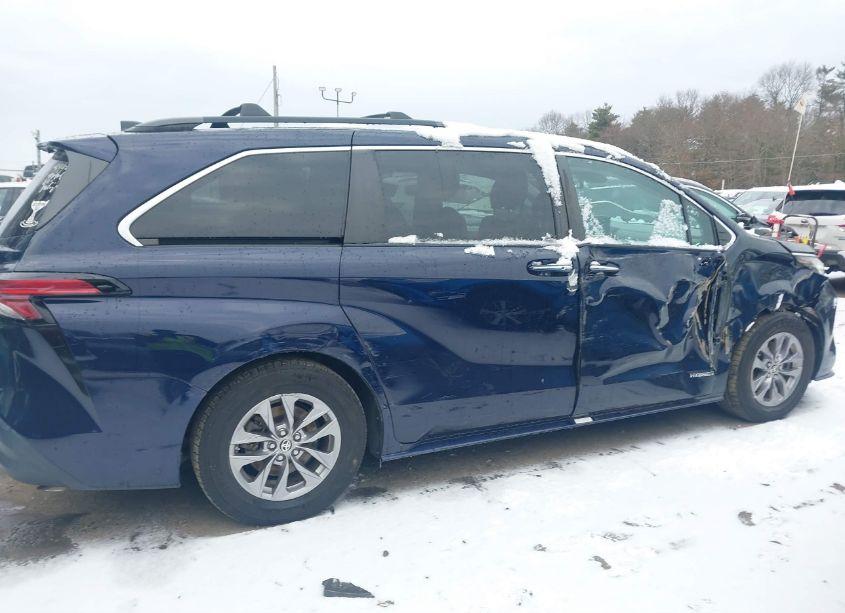 Photo 13 of 2021 Toyota Sienna XLE (VIN 5TDJRKEC6MS011659)