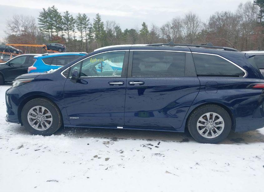 Photo 14 of 2021 Toyota Sienna XLE (VIN 5TDJRKEC6MS011659)