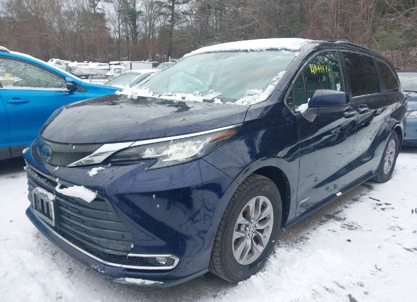 Photo 2 of 2021 Toyota Sienna XLE (VIN 5TDJRKEC6MS011659)