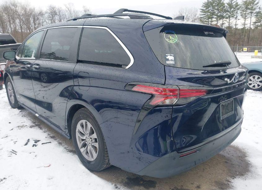 Photo 3 of 2021 Toyota Sienna XLE (VIN 5TDJRKEC6MS011659)