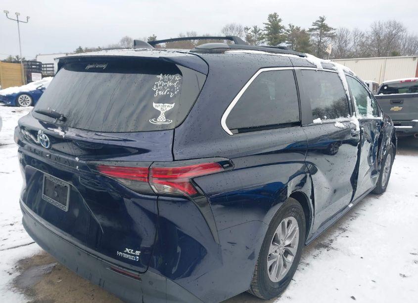 Photo 4 of 2021 Toyota Sienna XLE (VIN 5TDJRKEC6MS011659)