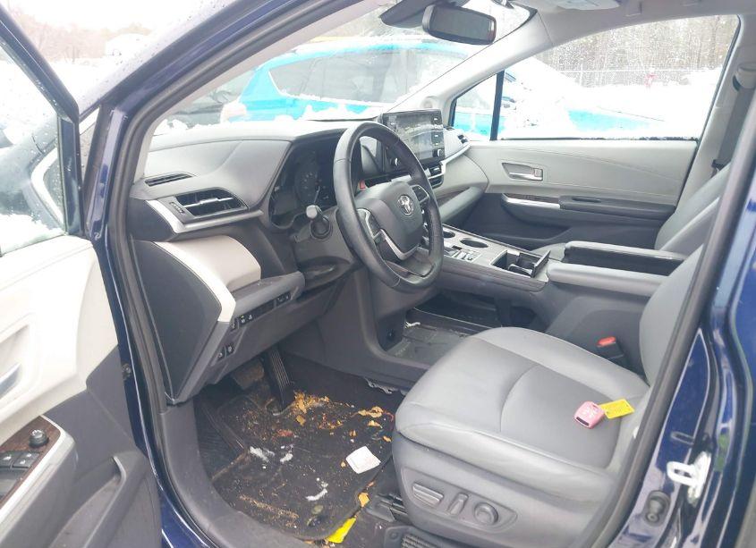 Photo 5 of 2021 Toyota Sienna XLE (VIN 5TDJRKEC6MS011659)