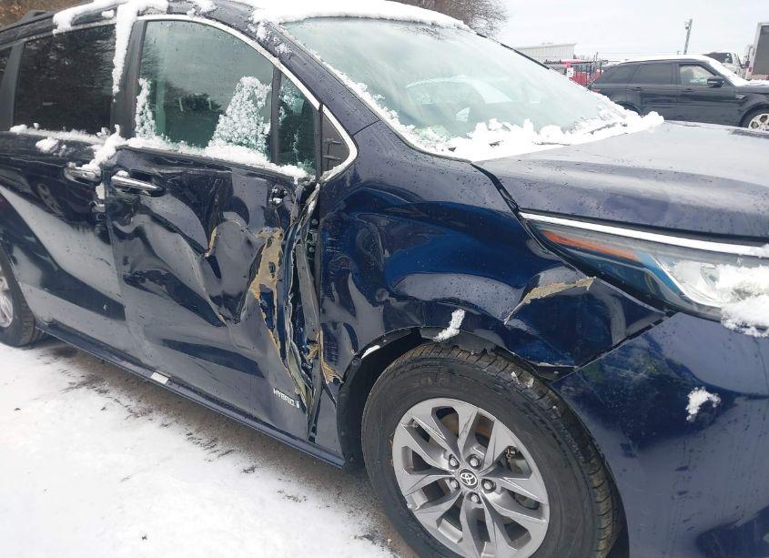 Photo 6 of 2021 Toyota Sienna XLE (VIN 5TDJRKEC6MS011659)