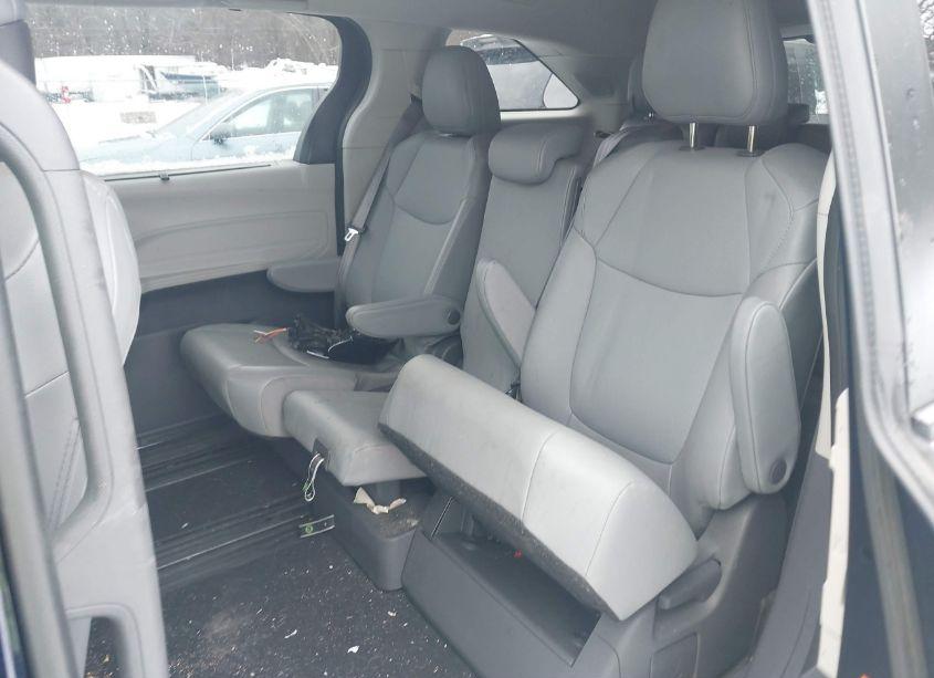 Photo 8 of 2021 Toyota Sienna XLE (VIN 5TDJRKEC6MS011659)