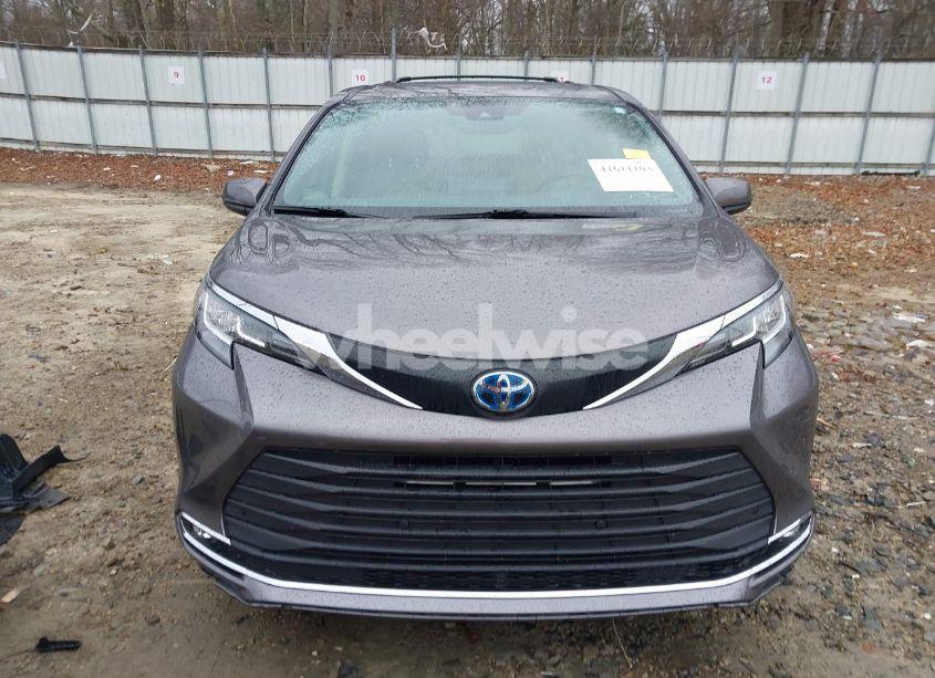 Photo 12 of 2021 Toyota Sienna XLE (VIN 5TDJRKEC7MS013064)