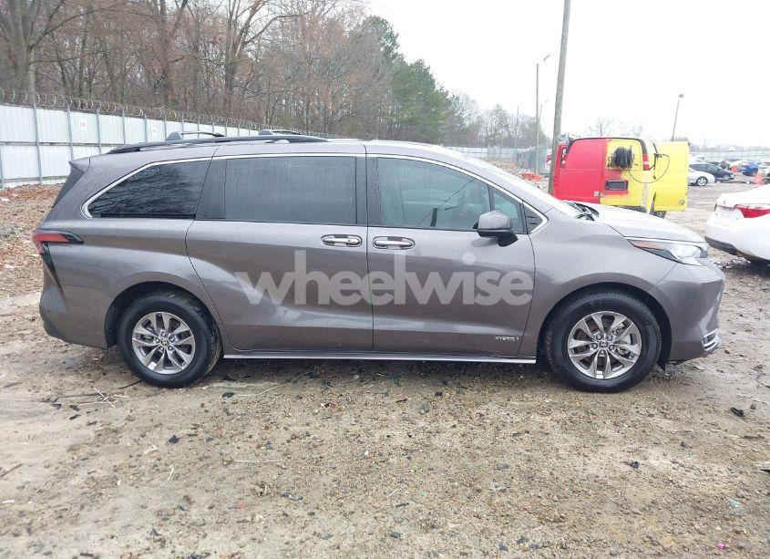 Photo 13 of 2021 Toyota Sienna XLE (VIN 5TDJRKEC7MS013064)