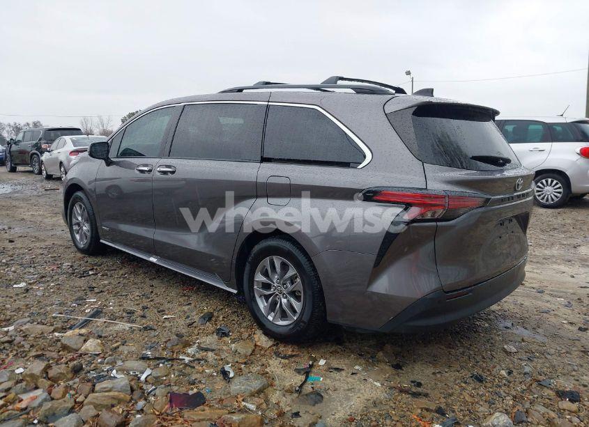 Photo 3 of 2021 Toyota Sienna XLE (VIN 5TDJRKEC7MS013064)