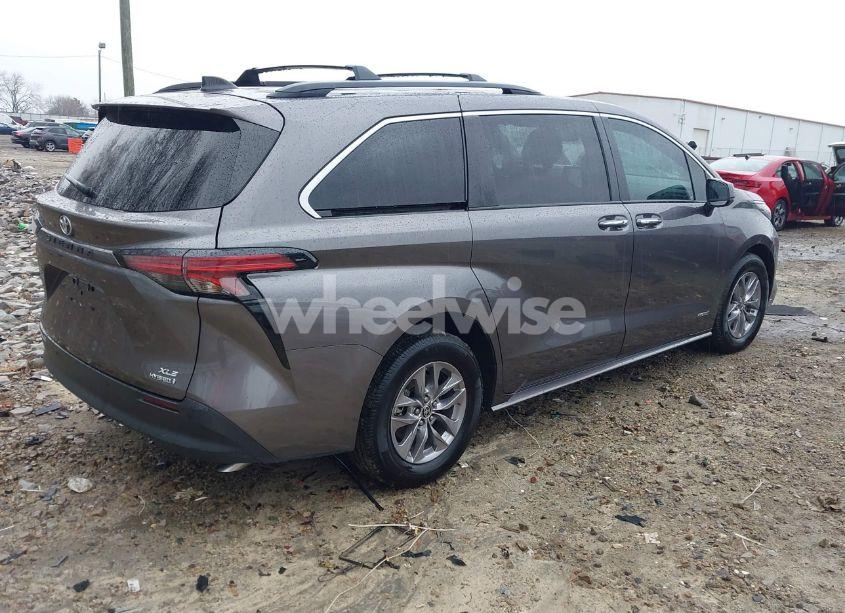 Photo 4 of 2021 Toyota Sienna XLE (VIN 5TDJRKEC7MS013064)