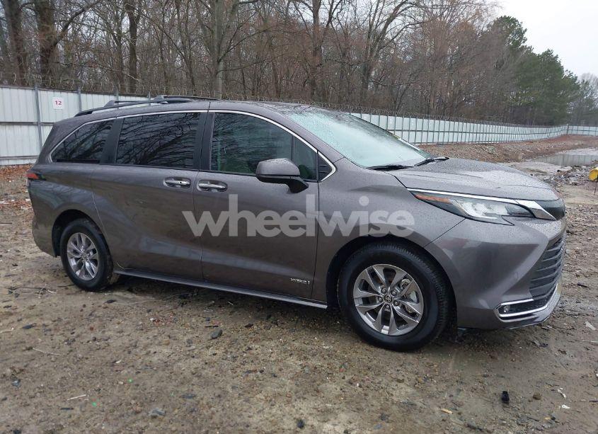 Photo 6 of 2021 Toyota Sienna XLE (VIN 5TDJRKEC7MS013064)