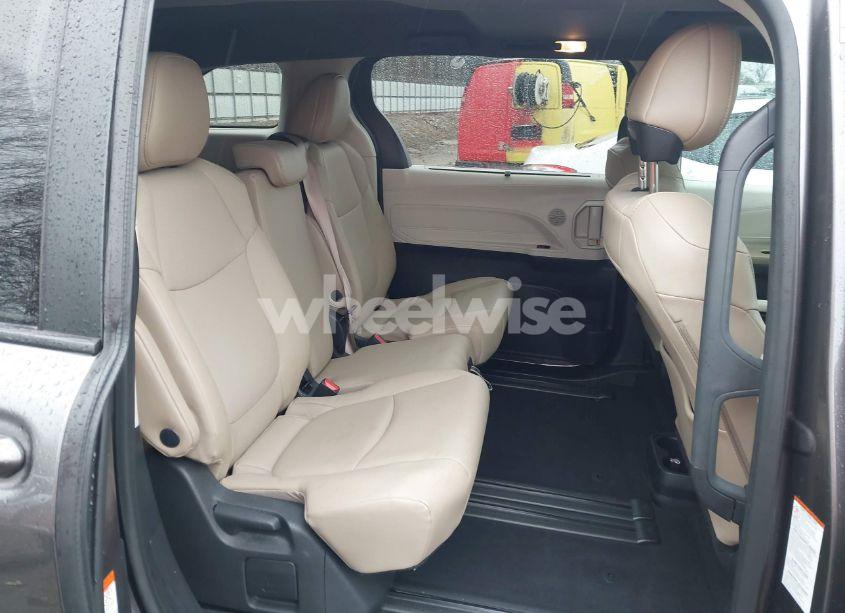 Photo 8 of 2021 Toyota Sienna XLE (VIN 5TDJRKEC7MS013064)