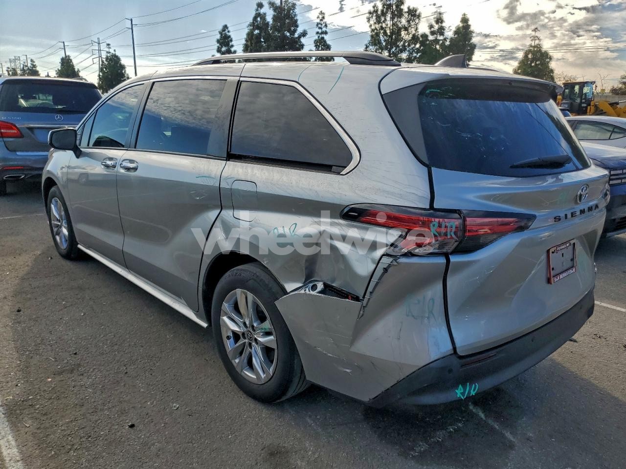 Photo 2 of 2022 TOYOTA SIENNA XLE (VIN 5TDJRKEC7NS083875)