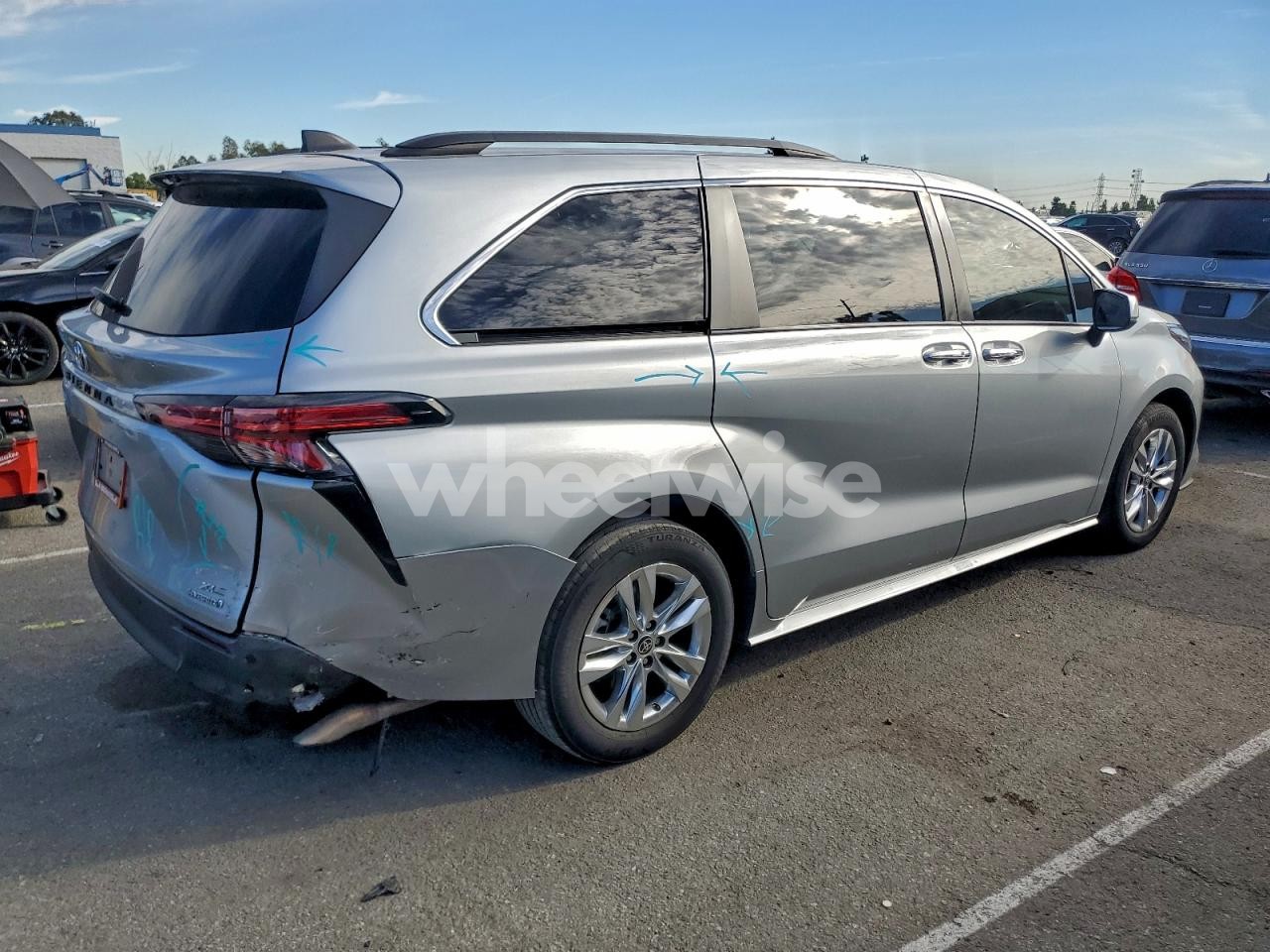Photo 3 of 2022 TOYOTA SIENNA XLE (VIN 5TDJRKEC7NS083875)