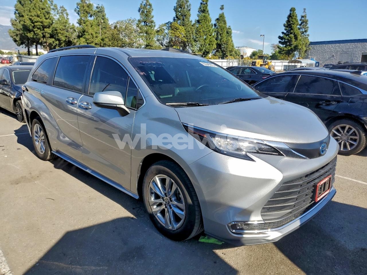 Photo 4 of 2022 TOYOTA SIENNA XLE (VIN 5TDJRKEC7NS083875)