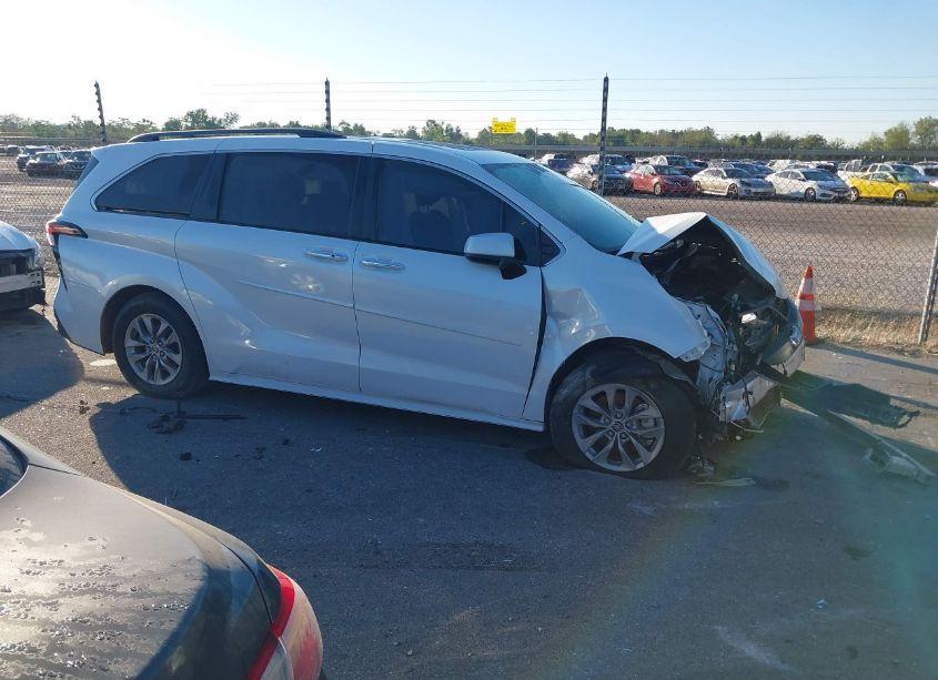 2022 Toyota Sienna XLE (VIN 5TDJRKEC7NS121928) main photo