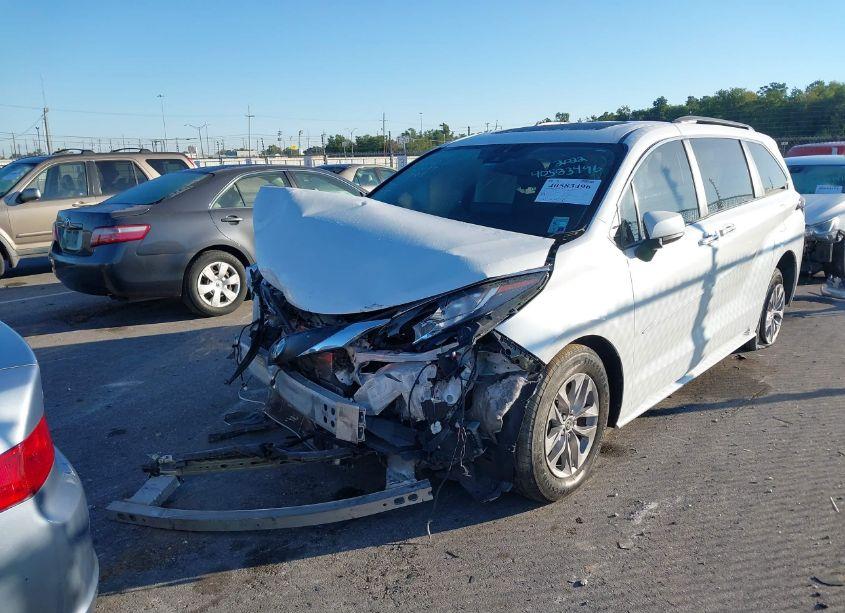 Photo 13 of 2022 Toyota Sienna XLE (VIN 5TDJRKEC7NS121928)