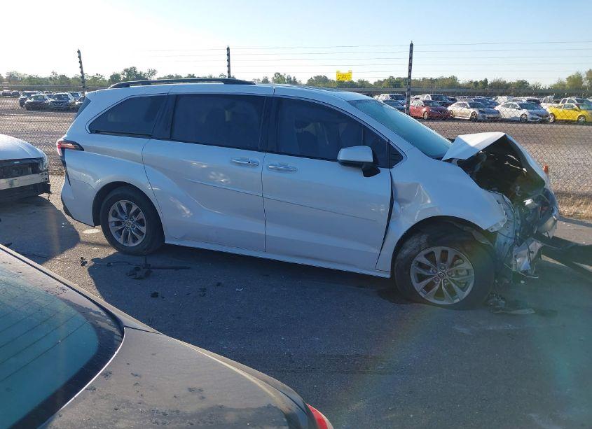 Photo 14 of 2022 Toyota Sienna XLE (VIN 5TDJRKEC7NS121928)