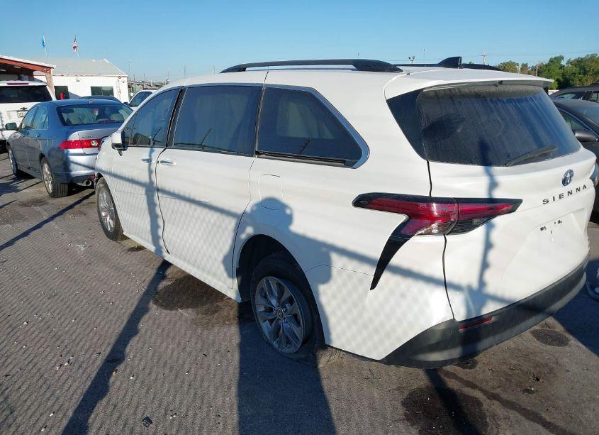 Photo 15 of 2022 Toyota Sienna XLE (VIN 5TDJRKEC7NS121928)