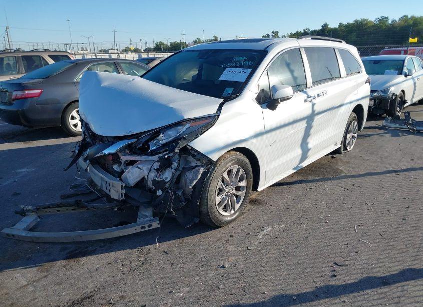 Photo 2 of 2022 Toyota Sienna XLE (VIN 5TDJRKEC7NS121928)