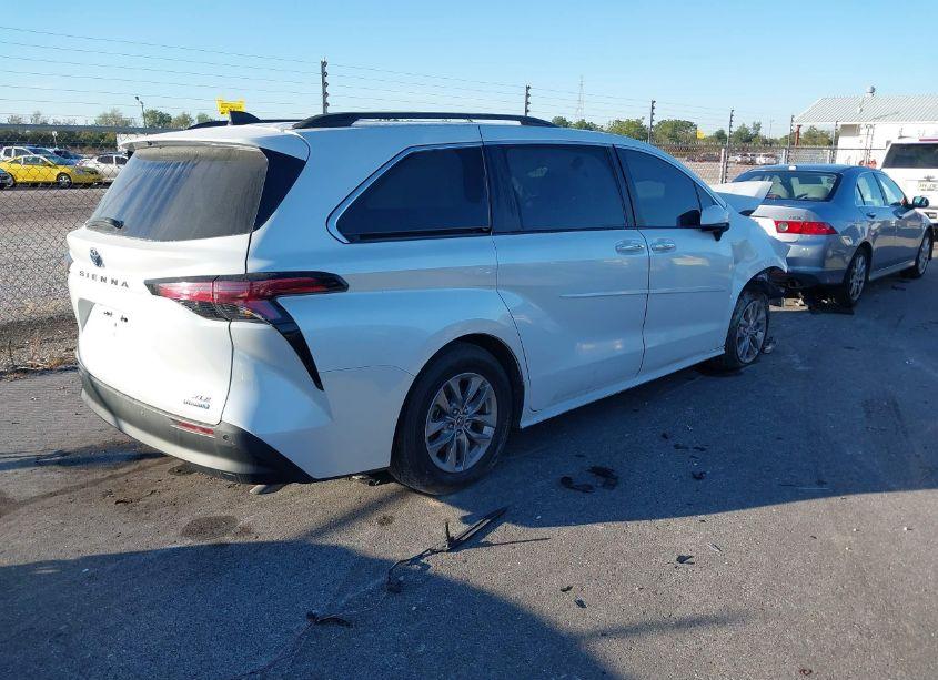 Photo 4 of 2022 Toyota Sienna XLE (VIN 5TDJRKEC7NS121928)