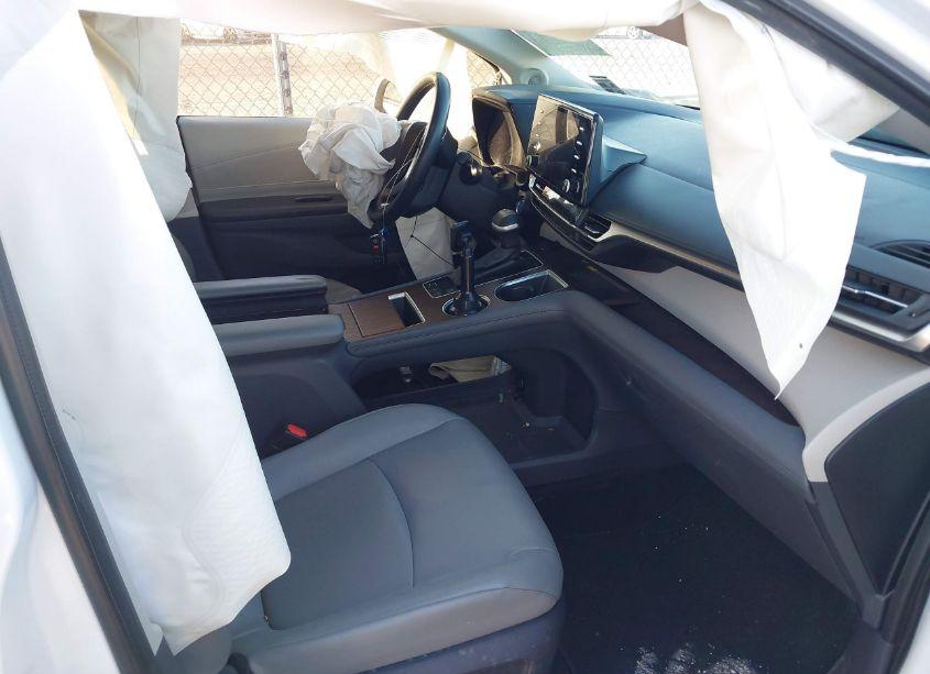 Photo 5 of 2022 Toyota Sienna XLE (VIN 5TDJRKEC7NS121928)