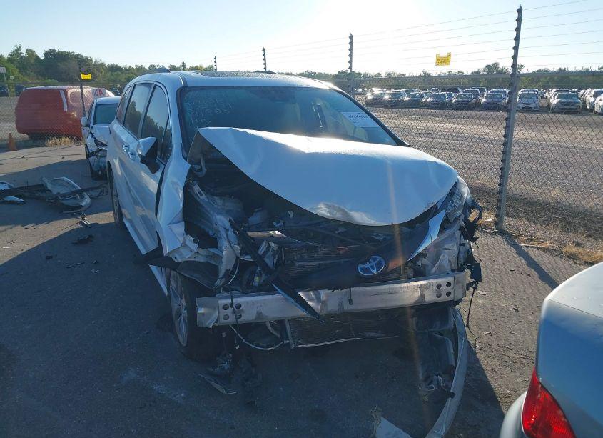 Photo 6 of 2022 Toyota Sienna XLE (VIN 5TDJRKEC7NS121928)