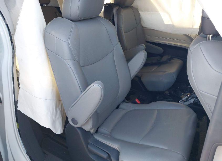 Photo 8 of 2022 Toyota Sienna XLE (VIN 5TDJRKEC7NS121928)