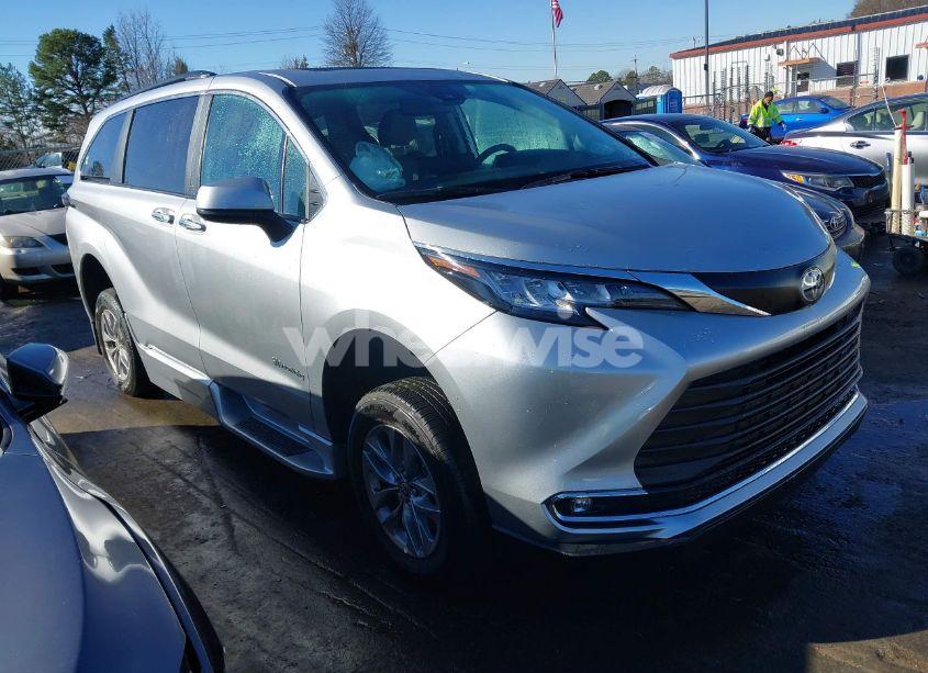 2023 Toyota Sienna XLE (VIN 5TDJRKEC7PS178228) main photo