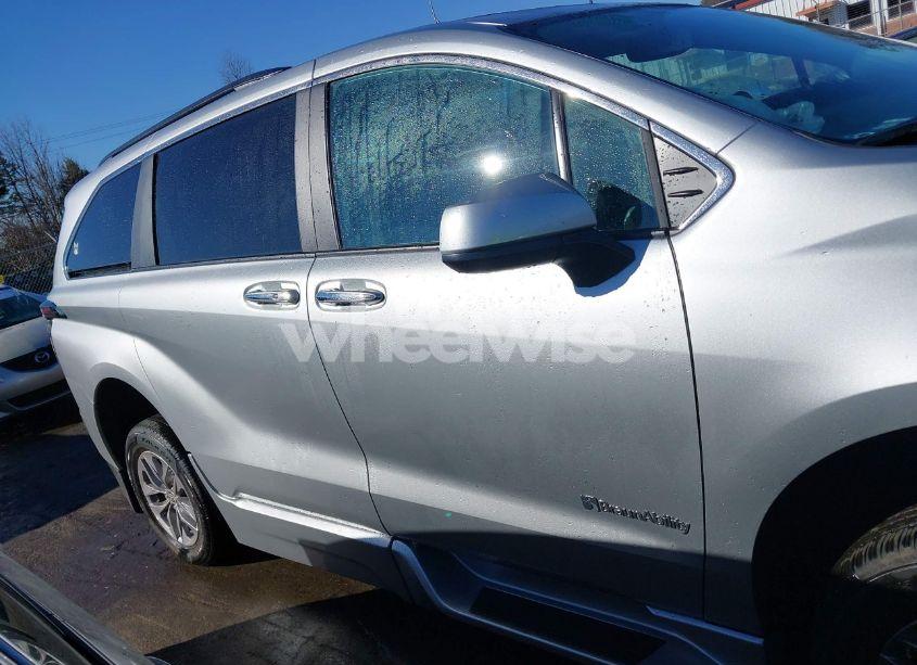 Photo 13 of 2023 Toyota Sienna XLE (VIN 5TDJRKEC7PS178228)