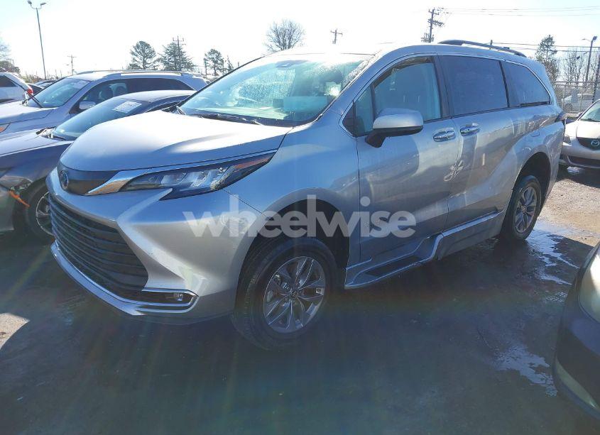 Photo 2 of 2023 Toyota Sienna XLE (VIN 5TDJRKEC7PS178228)