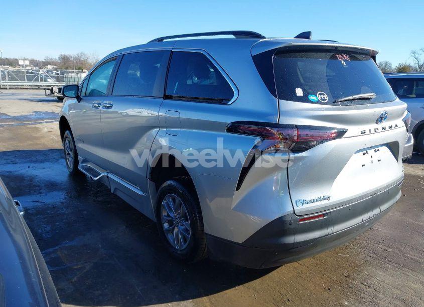 Photo 3 of 2023 Toyota Sienna XLE (VIN 5TDJRKEC7PS178228)
