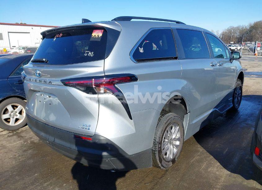 Photo 4 of 2023 Toyota Sienna XLE (VIN 5TDJRKEC7PS178228)