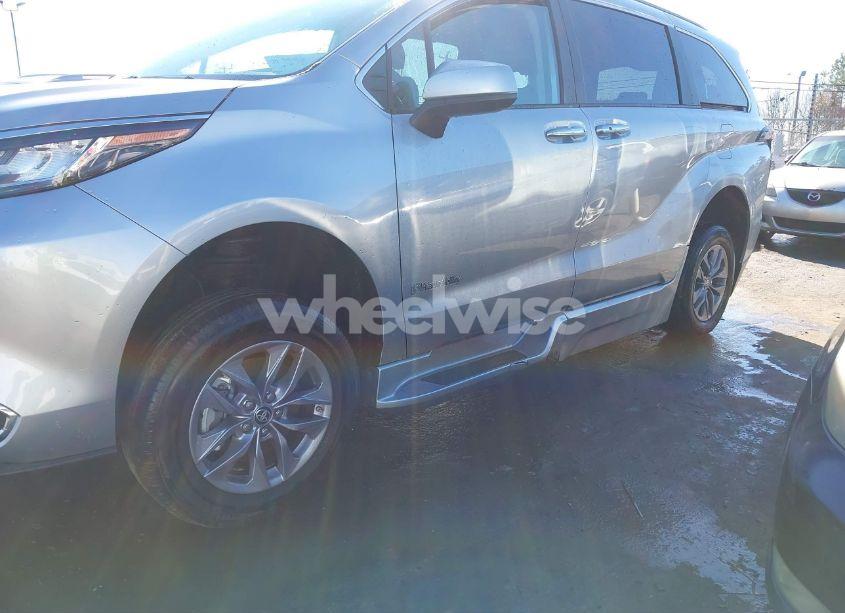 Photo 6 of 2023 Toyota Sienna XLE (VIN 5TDJRKEC7PS178228)