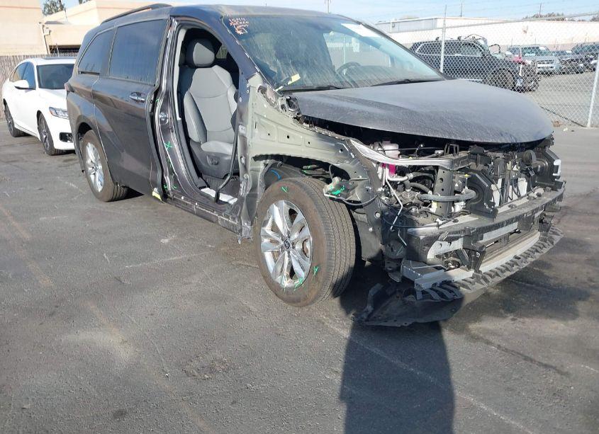 2024 Toyota Sienna XLE (VIN 5TDJRKEC7RS197140) main photo