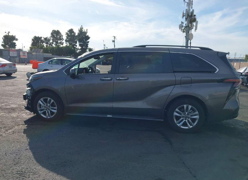 Photo 14 of 2024 Toyota Sienna XLE (VIN 5TDJRKEC7RS197140)